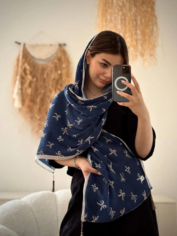 شال نخی پاییزه پلیسه تک رنگ سورمه با طرح پاپیونی