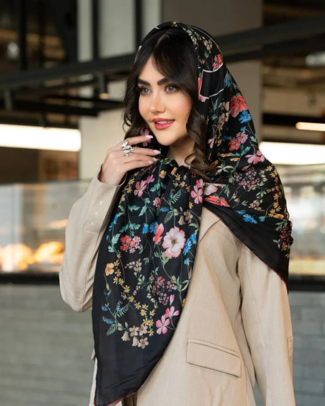روسری نخی طرح گل درشت قواره ۱۴۰ دور دست دوز