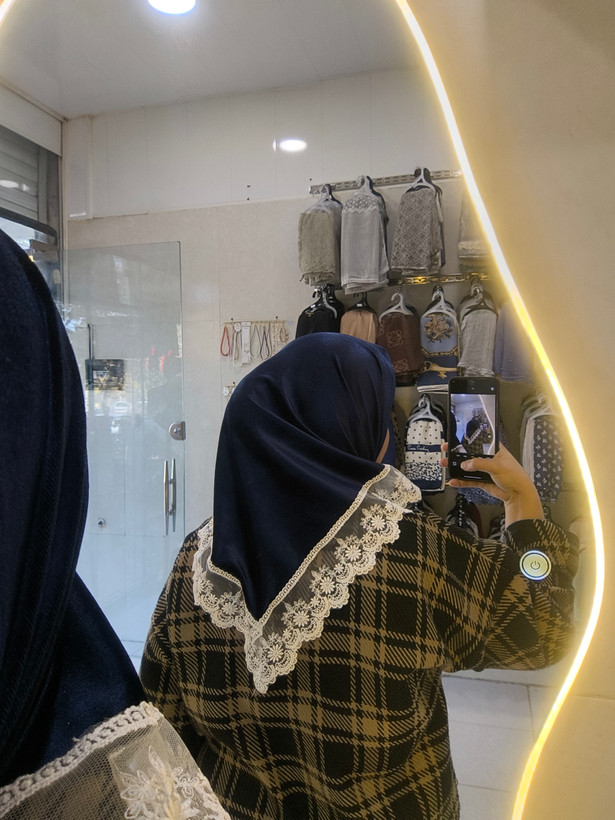 اسکارف مخمل تک رنگ دور دانتل سفید قواره ۱۰۰ سه گوش پاییزه و یلدایی