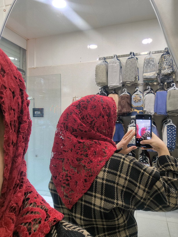 اسکارف سه گوش مخمل گیپور مجلسی زرشکی تک رنگ مجلسی قواره ۱۰۰ دور دوخت