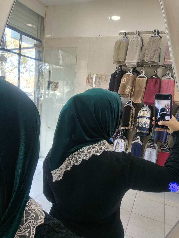 اسکارف مخمل تک رنگ دور دانتل سفید قواره ۱۰۰ سه گوش پاییزه و یلدایی